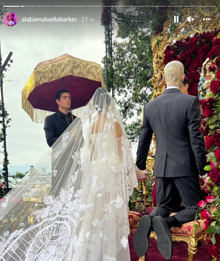 Кортни Кардашьян в свадебном платье от D&G на церемонии с Трэвисом Баркером - 1