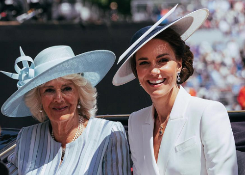 Кейт Миддлтон в белом наряде на параде цветов королевы Елизаветы - 1