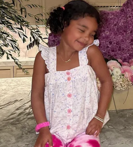 Сумка Louis Vuitton за 1800 долларов и полностью розовый ансамбль дочери Хлои Кардашьян - 1