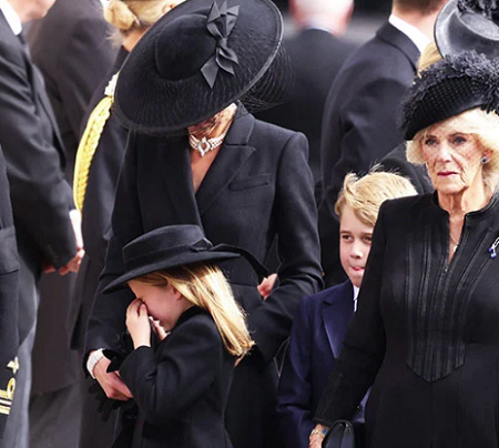 Принцесса Шарлотта плачет и находит утешение в объятиях мамы Кейт Миддлтон на похоронах королевы - 1