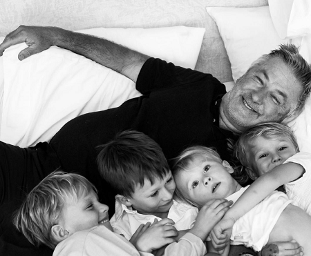 Не самое идеальное фото: Алек Болдуин с женой и 7 детьми - 1