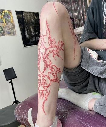 Бывшая Илона Маска сделала тату на всю ногу: фото - 2