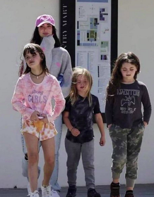 Меган Фокс заставляет своих сыновей носить одежду для девочек: реакция звезды на обвинения - 1