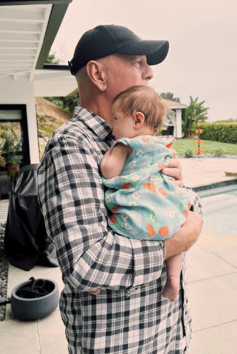 Брюс Уиллис нежно обнимает свою внучку в День отца: фото - 1