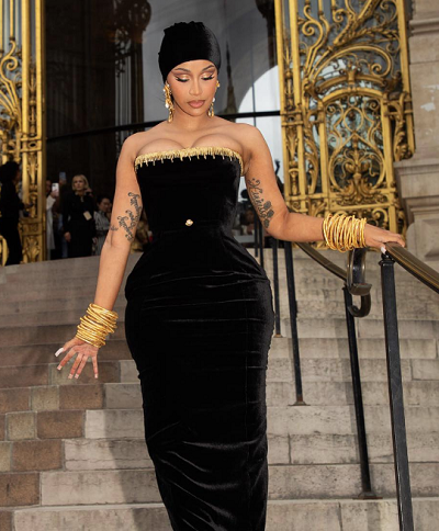 Идеальное сочетание черного платья и золота: Карди Би посетила показ в рамках Недели моды в Париже - 2