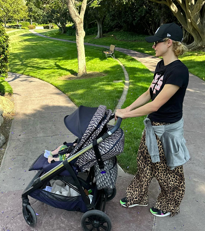 Пэрис Хилтон на прогулке в парке с 5-месячным сыном - 1
