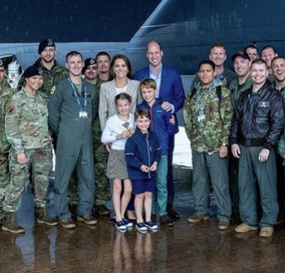 Дети Кейт Миддлтон и принца Уильяма посетили военное авиашоу: фото - 1