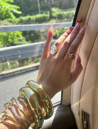 Это любовь с первого взгляда: Белла Торн показала обручальное кольцо с бриллиантом в 10 карат - 1
