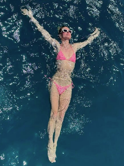 Пэрис Хилтон отдыхает в Греции на яхте: яркий образ в стиле Барби - 3