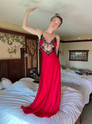 Бри Ларсон в красном кружевном платье-комбинации с вырезом: фото - 1
