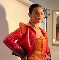 Оранжевый топ-бюстье и кожаная куртка: новый освежающий образ от Селены Гомес - 1