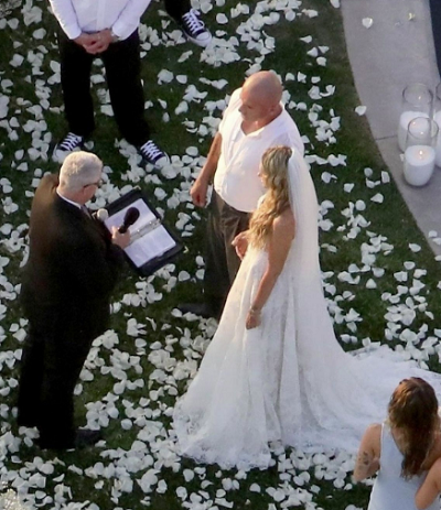 Майли Сайрус стала подружой невесты на свадьбе своей 56-летней мамы - 2
