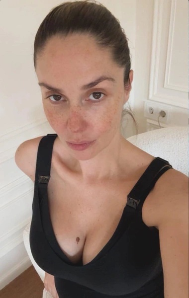 Агата Муцениеце родила третьего ребёнка и показала первое фото после родов - 1 Агата Муцениеце