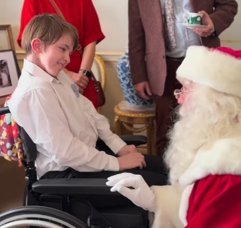 В Кларенс-хаусе короля Карла заметили редкую фотографию свадьбы принца Гарри и Меган Маркл - 1