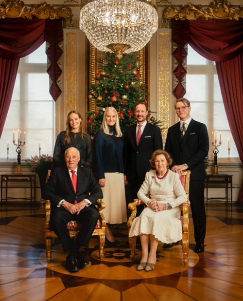 Король и королева Норвегии представили новые официальные портреты в Зеркальном зале - 2 королевская семья Норвегии