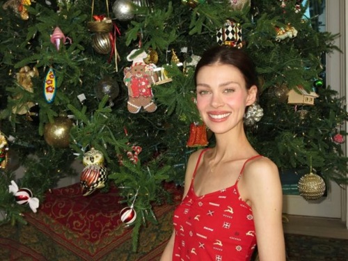 Никола Пельтц, Бруклин Бекхэм