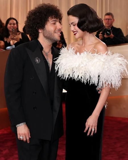 Селена Гомес появилась на «Золотом глобусе» в бархатном платье с цветами из перьев - 1 Селена Гомес, американская актриса, певица, Бенни Бланко