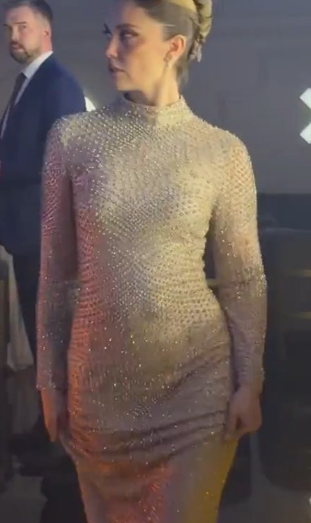 Агата Муцениеце в светлом облегающем платье на мероприятии через 6 недель после родов