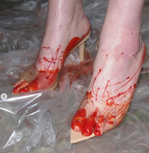 Барби Феррейра появилась с окровавленными ступнями на премьере хоррора «Лица смерти» - 2 Барби Феррейра