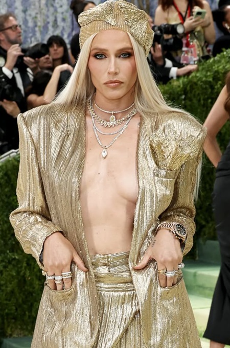 «Девушка с золотыми ногами»: модель Лорен Вассер появилась на Met Gala после ампутации - 2 Лорен Вассер