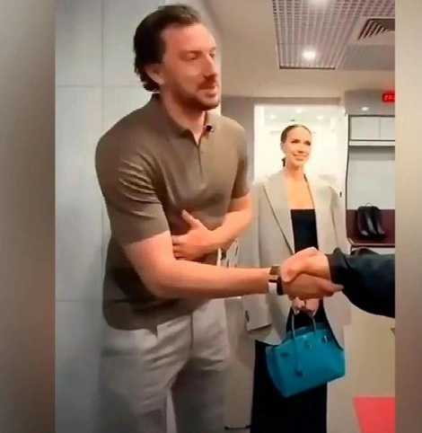 Алина Загитова впервые вышла в свет с 18-летним спутником на боксерском поединке - 1 Алина Загитова