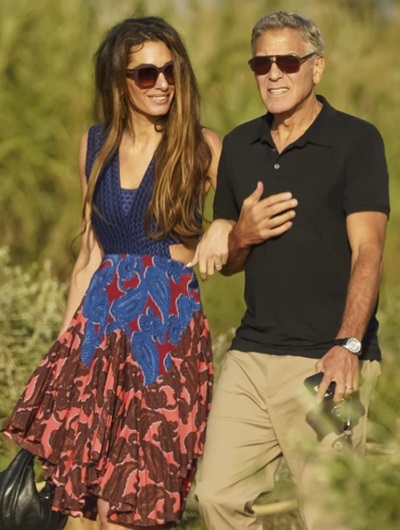 Амаль Клуни уехала из Венеции в шелковой юбке Elie Saab со змеиным принтом - 2 Амаль Клуни в летнем образе