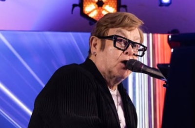 Элтон Джон открыл Apple Music Hall в Лондоне отдельным концертом из главных хитов - 2 Элтон Джон на сцене