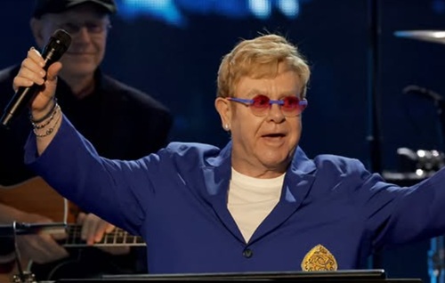 Элтон Джон во время выступления