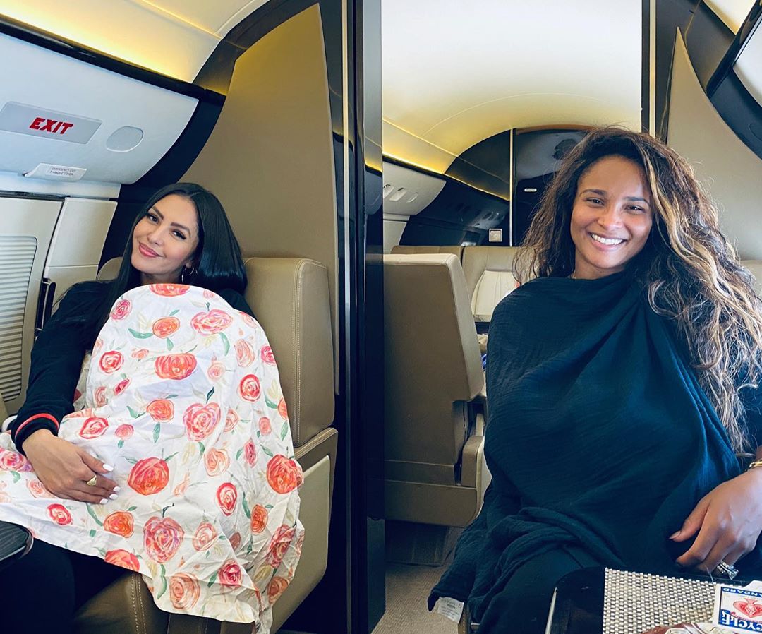 Беременная Сиара неожиданно вышла на подиум Junya Watanabe в Париже и сделала живот частью образа - 1 Сиара и другая женщина сидят в салоне самолета