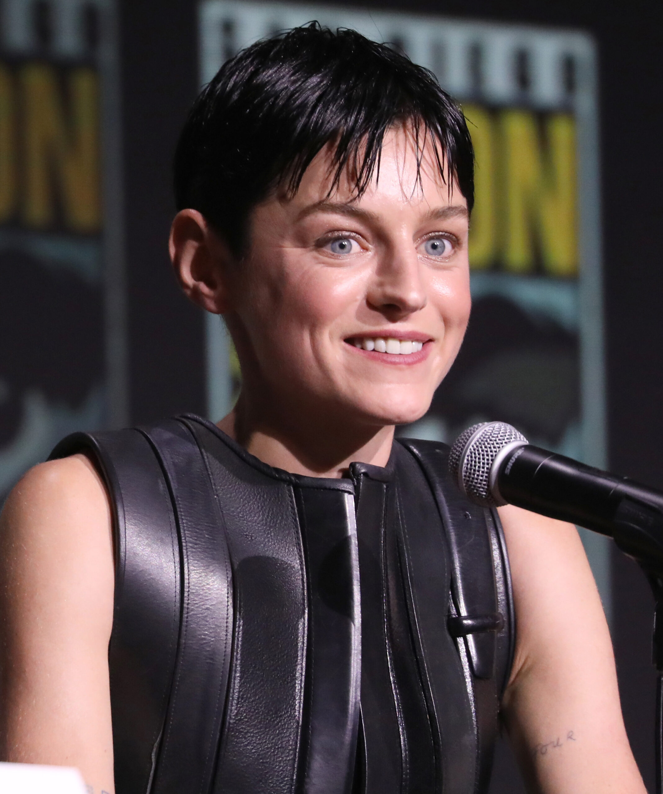Эмма Коррин в черном топе у микрофона на Comic-Con в Сан-Диего, 2024 год