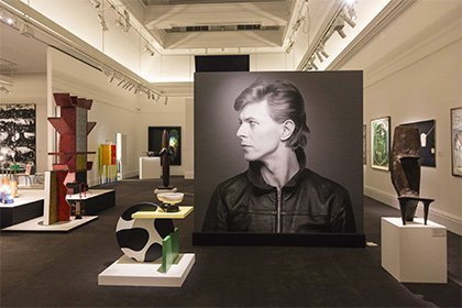 Bowie80: голос Дэвида Боуи соединят с оркестром на премьере в Копенгагене - 1 Зал более ранней выставки Дэвида Боуи с большим черно-белым портретом артиста и музейными экспонатами