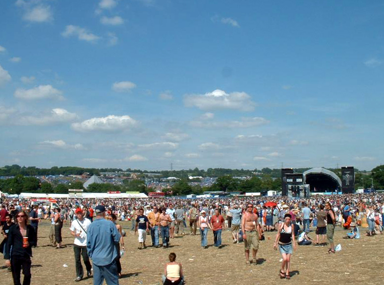 Билеты на Glastonbury 2027 раскупили за 42 минуты: следующий шанс будет весной - 2 Общий вид Other Stage и фестивальной площадки Glastonbury 2003