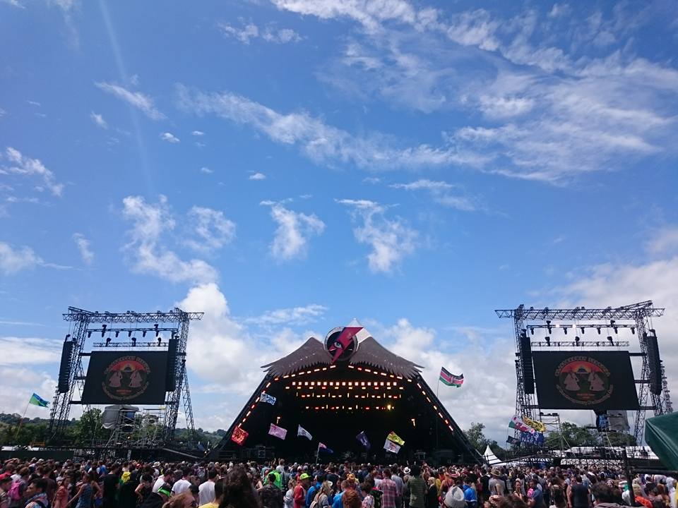 Билеты на Glastonbury 2027 раскупили за 42 минуты: следующий шанс будет весной - 1 Pyramid Stage на Glastonbury 2016 под голубым небом