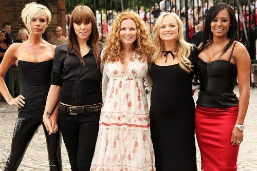 Spice Girls опубликовали выступление 1996 года с Say You’ll Be There - 2 Пять участниц Spice Girls позируют на улице у ворот во время более раннего совместного появления