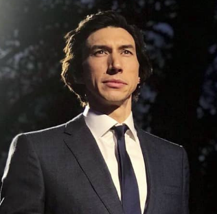 Адам Драйвер в сером костюме, белой рубашке и тёмном галстуке