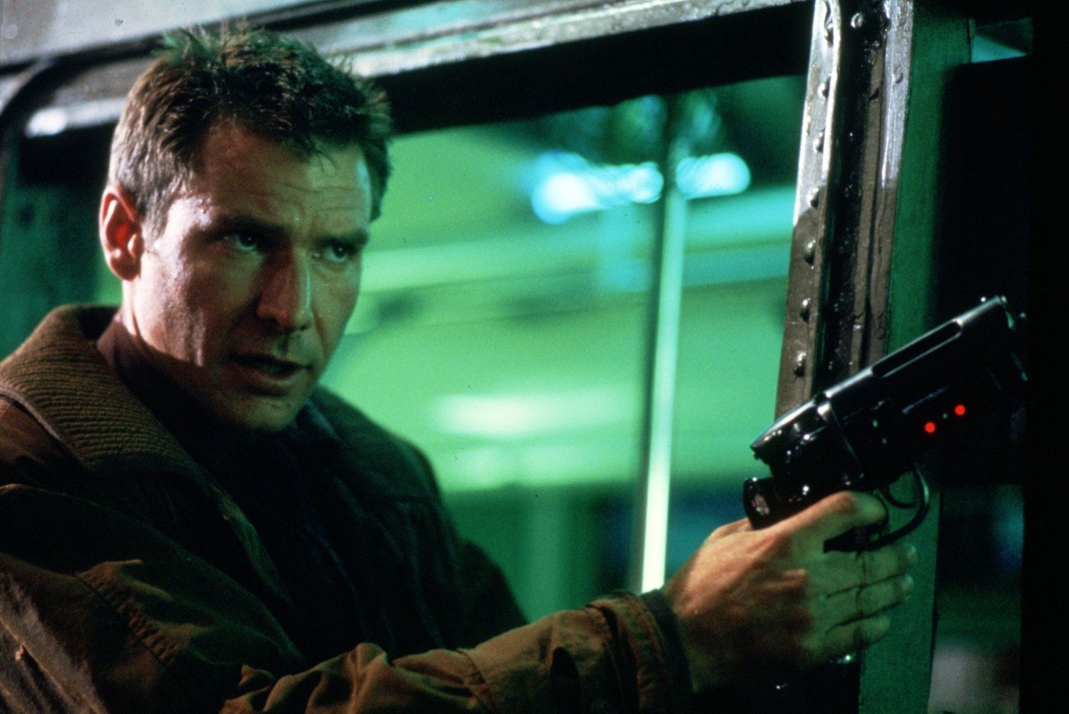 Новый трейлер «Бегущего по лезвию 2099» с Мишель Йео показал мир репликантов - 2 Харрисон Форд с пистолетом в кадре фильма «Бегущий по лезвию» 1982 года