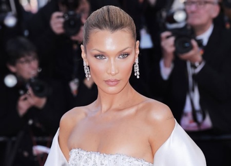 Белла Хадид пришла на афтепати Victoria’s Secret в кружеве из образа Бритни Спирс 2001 года - 2 Белла Хадид на красной дорожке