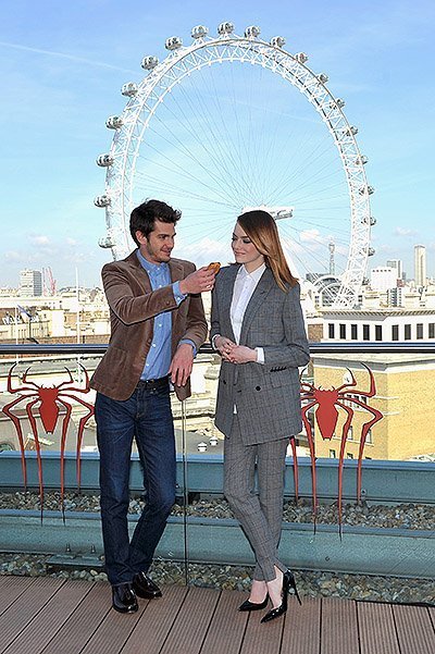 Эндрю Гарфилд и Эмма Стоун на фотосессии «Нового Человека-паука 2» на фоне London Eye