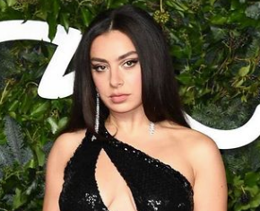 Charli XCX появится у Скорсезе: певице досталось камео в фильме с Ди Каприо - 1 Charli XCX — певица, работающая также в кинопроектах