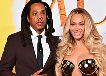 Jay-Z закрыл серию «Jay-Z 30» в SoFi Stadium: на сцену вышли Snoop Dogg и Dr. Dre - 2 Jay-Z в тёмном костюме на официальном мероприятии рядом с Бейонсе