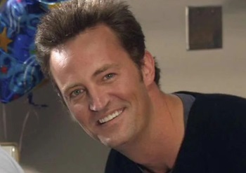 Netflix выпускает 27 октября фильм «The One About Matthew Perry» — за день до годовщины смерти актёра - 1 Мэттью Перри улыбается в кадре
