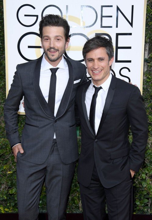 Диего Луна и Гаэль Гарсия Берналь в тёмных костюмах у пресс-волла Golden Globes