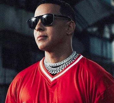 Daddy Yankee в красной футболке, тёмных очках и серебристых цепочках
