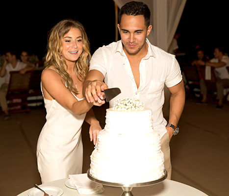 alexa-vega-carlos-pena-wedding-cake-inline