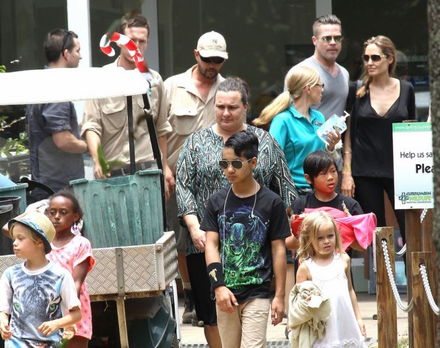 Exclusive - Brad Pitt & Angelina Jolie Take The Kids To Currumbin Wildlife Park In Queensland