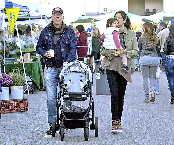 EXCLUSIVE Bruce Willis and his wife Emma Heming take daughter Mabel shopping at the Farmers Market where they also stopped to look at the rabbits Featuring: Bruce Willis,Emma Heming,Mabel Willis Where: Hollywood, California, United States When: 08 Dec 20