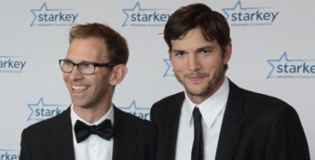 Ashton-Kutcher-and-his-fraternal-twin-brother-Michael-at-the-Starkey-Hearing-Foundation-Gala-screen-grab-Pioneer-Press-458x232