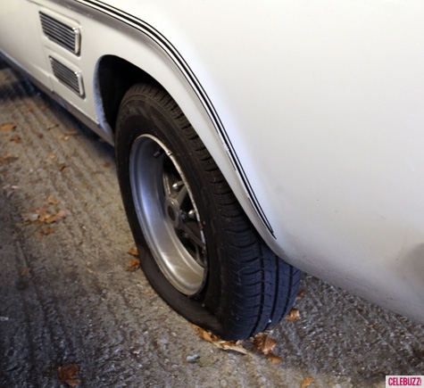 Harry-Styles-Vintage-Ford-Capri-Car-Garage-Very-Dusty-Flat-Tires-London-England-01282014-05-475x435