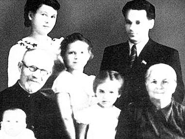 Михаил Калашников (сверху справа) с семьей