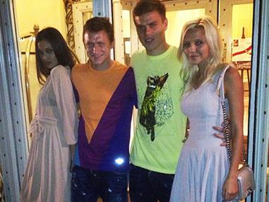 Александр Кокорин и Павел Мамаев с девушками